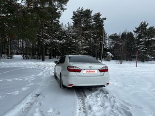 2017 Toyota Camry VII (XV50) Рестайлинг, белый, 1950000 рублей, вид 3
