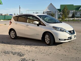 2018 Nissan Note e-Power II Рестайлинг, белый, 1320000 рублей, вид 2
