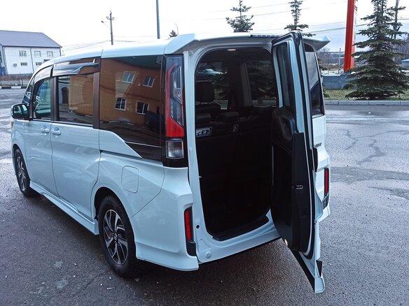 2018 Honda Stepwgn Spada V Рестайлинг, белый, 2390000 рублей - вид 5