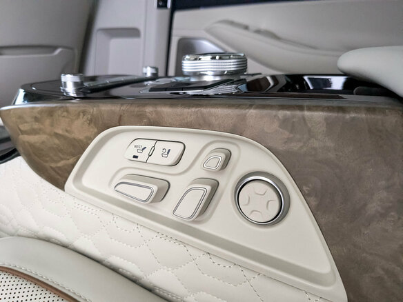 2022 Genesis G90 Limousine I Рестайлинг, чёрный, 5120000 рублей - вид 24