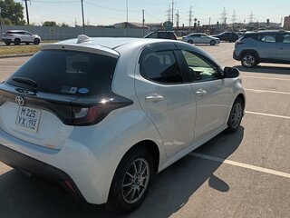 2021 Toyota Yaris IV, белый, 1252000 рублей, вид 5