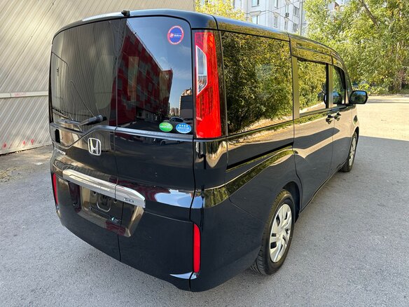 2017 Honda Stepwgn V, чёрный, 2500000 рублей - вид 4
