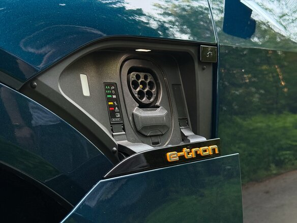 2020 Audi e-tron 55 I, синий, 5800000 рублей - вид 21