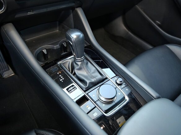 2020 Mazda 3 IV (BP), серый, 3300000 рублей - вид 7