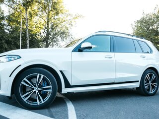 2022 BMW X7 M50i I (G07), белый, 7900000 рублей, вид 4