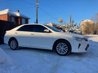 2015 Toyota Camry VII (XV50) Рестайлинг, белый, 2700000 рублей, вид 3