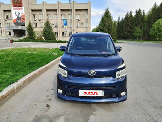 2009 Toyota Voxy II (R70), синий, 1320000 рублей, вид 1