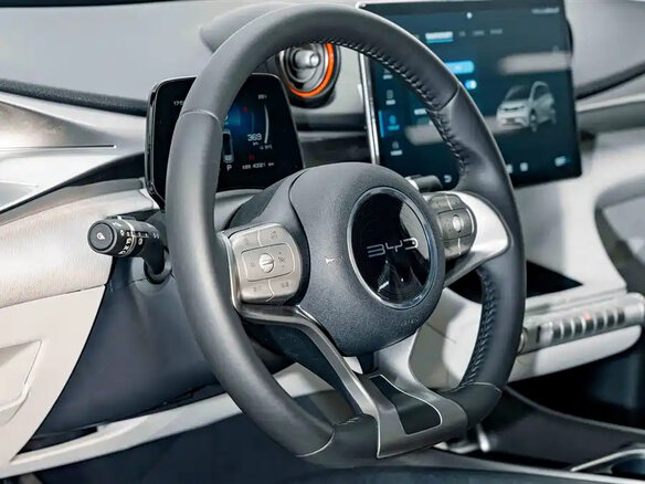 2023 BYD Dolphin 44.9 kWh I, серебристый, 1810000 рублей - вид 9