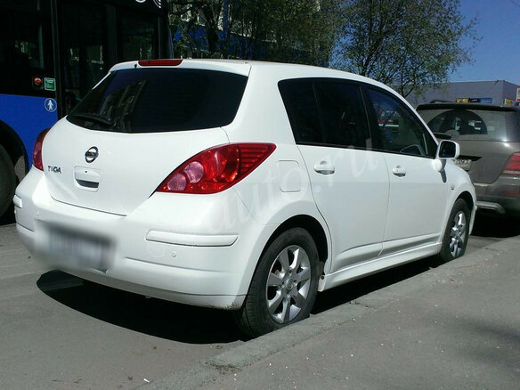 2011 Nissan Tiida I Рестайлинг, белый - вид 2
