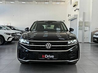 2025 Volkswagen Touareg III Рестайлинг, чёрный, 8199000 рублей, вид 2