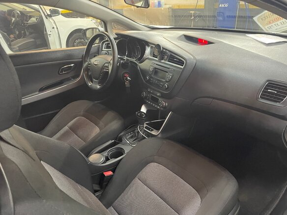 2018 Kia Ceed II Рестайлинг, белый, 1300000 рублей - вид 8