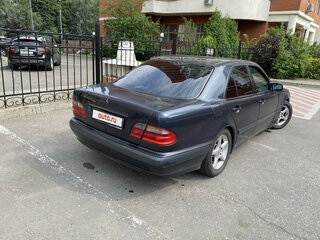 1999 Mercedes-Benz E-Класс 240 II (W210, S210) Рестайлинг, синий, 780000 рублей, вид 4