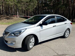 2014 Hyundai Solaris I Рестайлинг, серебристый, 950000 рублей, вид 4