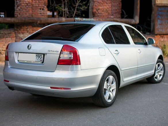 2011 Skoda Octavia II (A5) Рестайлинг, серебристый - вид 2
