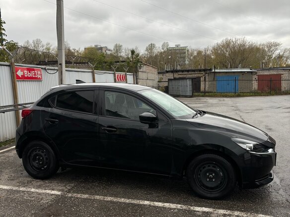 2020 Mazda 2 III (DJ) Рестайлинг, чёрный, 1600000 рублей - вид 3