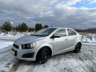 2013 Chevrolet Aveo II, серебристый, 810000 рублей, вид 2