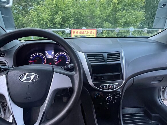 2012 Hyundai Solaris I, серебристый, 580000 рублей - вид 6