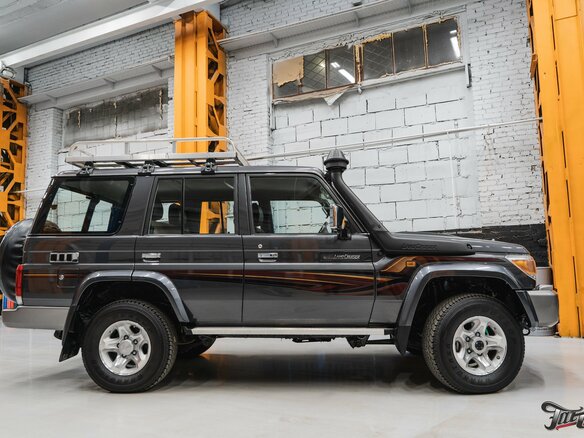 2019 Toyota Land Cruiser 76 70 Series Рестайлинг 1, серый - вид 3