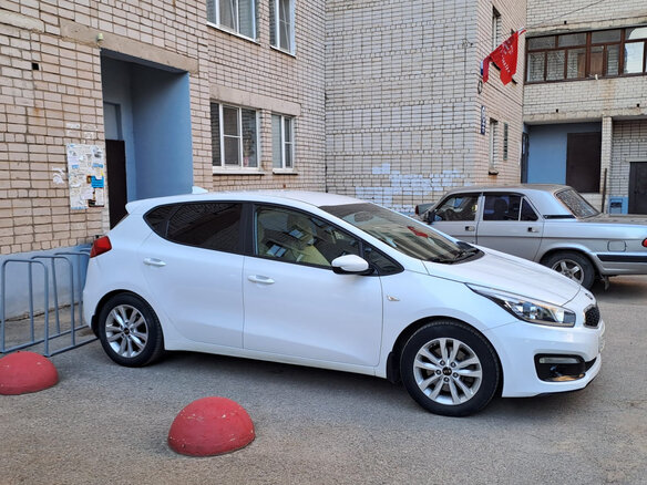 2017 Kia Ceed II Рестайлинг, белый, 1400000 рублей - вид 2