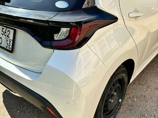 2020 Toyota Yaris IV, белый, 1315000 рублей, вид 5