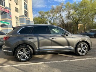 2018 Volkswagen Touareg III, серый, 3300000 рублей, вид 2