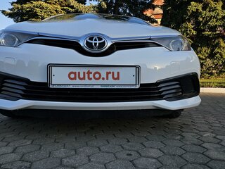 2017 Toyota Auris II Рестайлинг, белый, 1300000 рублей, вид 1