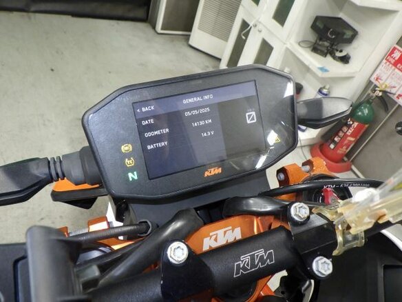 2021 KTM 890 Duke R, белый, 900000 рублей - вид 7