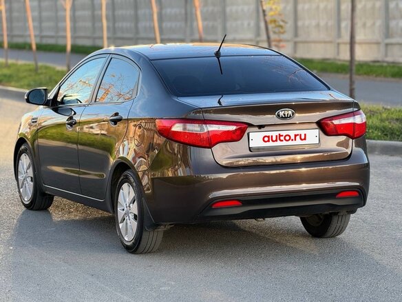 2014 Kia Rio 6-speed III, коричневый - вид 5
