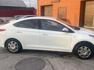 2018 Hyundai Solaris II, белый, 925000 рублей, вид 2