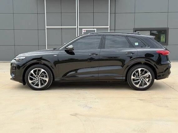 2025 Audi Q5 45 TFSI III (GU), чёрный, 8250000 рублей - вид 2