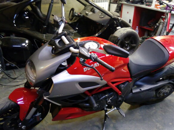 2011 Ducati Diavel, красный - вид 6