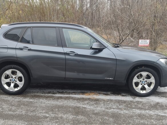2013 BMW X1 20i I (E84) Рестайлинг, серый, 1350000 рублей - вид 1
