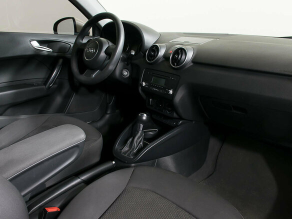 2011 Audi A1 I (8X), белый