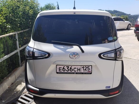 2021 Toyota Sienta II Рестайлинг, белый, 2150000 рублей - вид 2