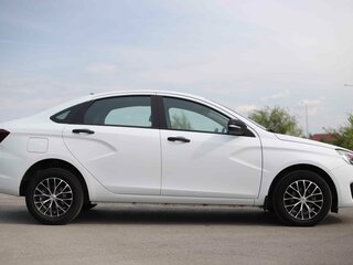 2024 Lada (ВАЗ) Vesta I Рестайлинг (NG), белый, 1128749 рублей, вид 4