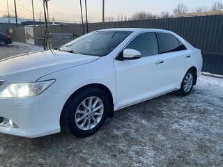 2013 Toyota Camry VII (XV50), белый, 1490000 рублей, вид 3