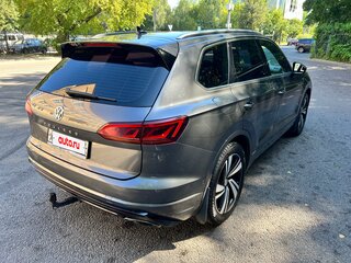 2018 Volkswagen Touareg III, серый, 4100000 рублей, вид 4