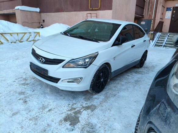 2015 Hyundai Solaris I Рестайлинг, белый, 761000 рублей - вид 2