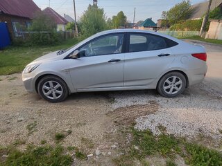 2013 Hyundai Solaris I, серебристый, 850000 рублей, вид 3