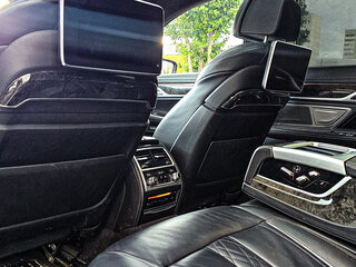 2017 BMW 7 серии Long 750Li xDrive VI (G11/G12), чёрный, 2800000 рублей, вид 5