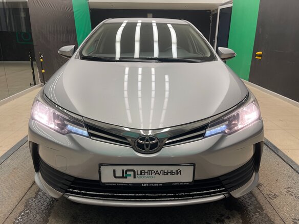 2017 Toyota Corolla XI (E160, E170, E180) Рестайлинг 1, серебристый, 1050000 рублей - вид 1