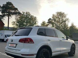 2017 Volkswagen Touareg II Рестайлинг, белый, 3100000 рублей, вид 4