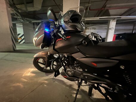2021 Bajaj Pulsar 180, чёрный, 175000 рублей, вид 1