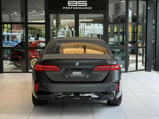2025 BMW 5 серии 540d xDrive VIII (G60/G61/G68), чёрный, 10758000 рублей, вид 4