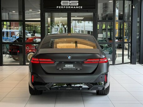 2025 BMW 5 серии 540d xDrive VIII (G60/G61/G68), чёрный, 10758000 рублей, вид 4