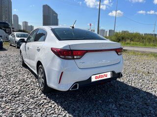 2021 Kia Rio IV Рестайлинг, белый, 970000 рублей, вид 5
