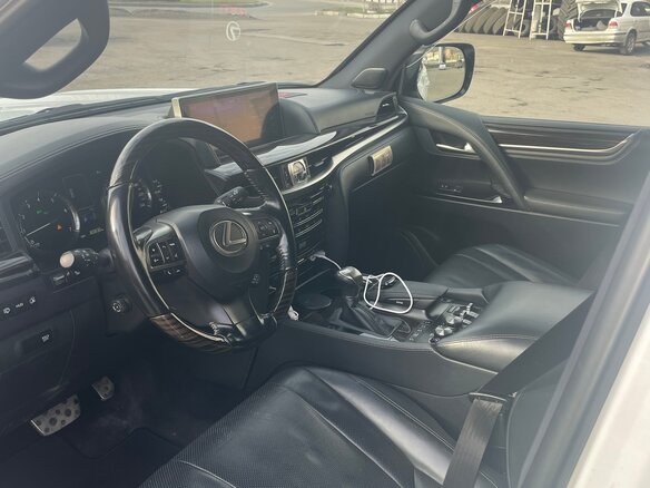 2017 Lexus LX 570 III Рестайлинг 2, белый, 8250000 рублей - вид 5
