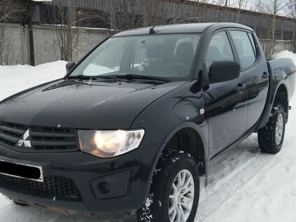 2013 Mitsubishi L200 IV, чёрный - вид 1