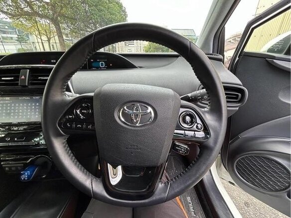 2022 Toyota Prius IV Рестайлинг (XW50), белый - вид 10