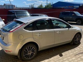 2010 Ford Focus II Рестайлинг, серебристый, 700000 рублей, вид 3
